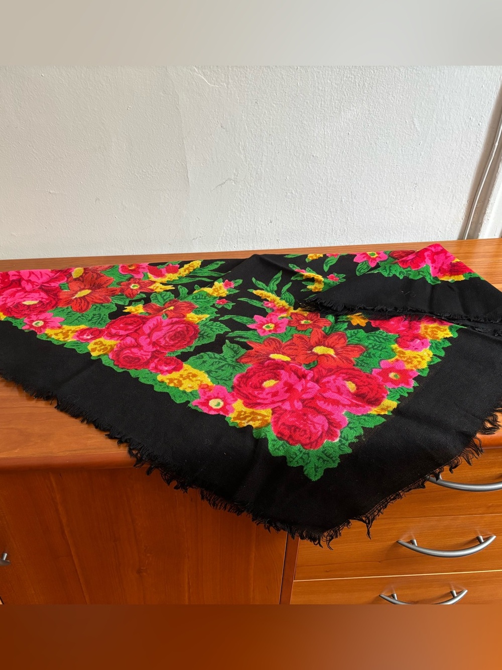 NWOT Shawl 90x90 sm 100% Wool Made in Russia